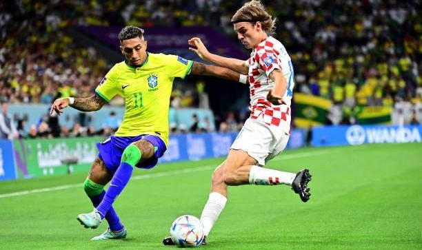 GA黄金甲平台-巴西9名前锋无一称职右翼！拉菲尼亚安东尼谁更烂？