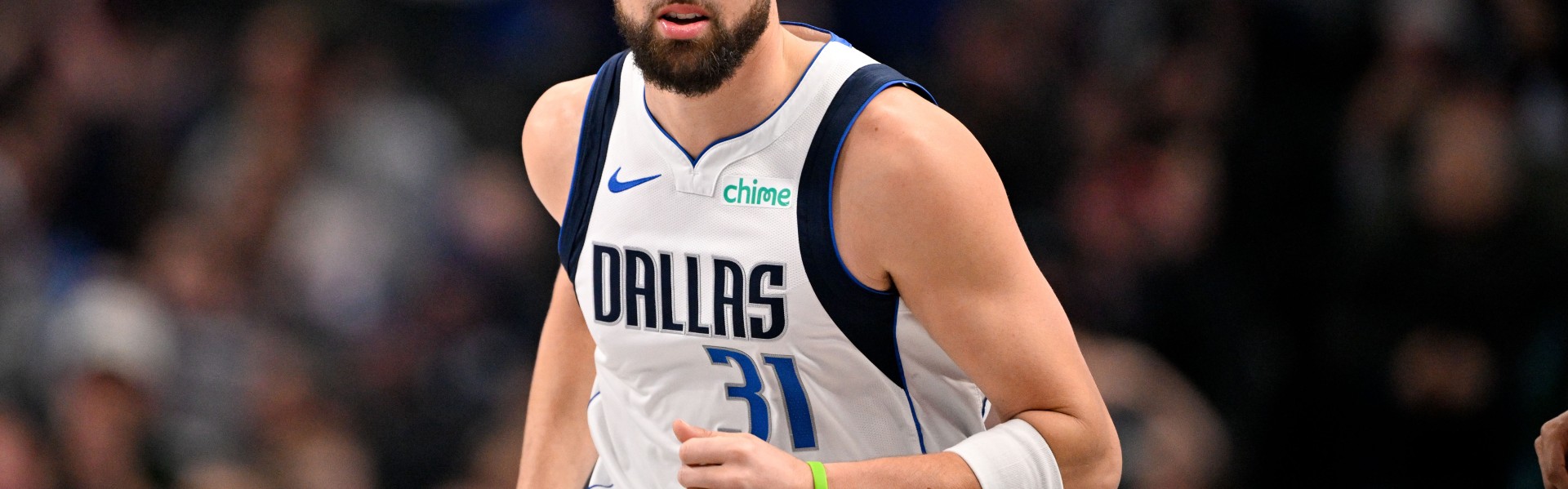 GA黄金甲平台-连珠炮！克莱外线开火连中2记三分 帮助独行侠迅速迫近比分